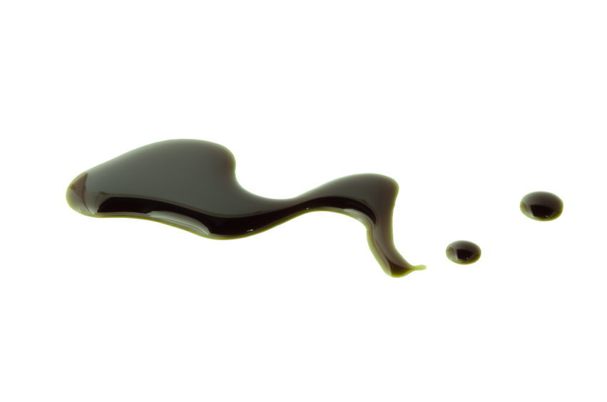 Kürbiskernöl Tropfen auf weißem Hintergrund